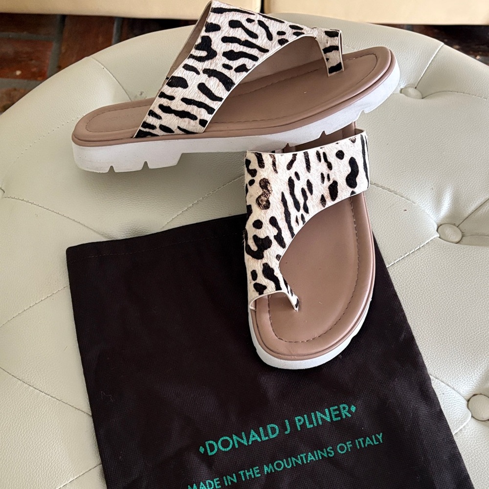 Donald J. Pliner Black and White Animal Print sporty thong Sandals 8.5